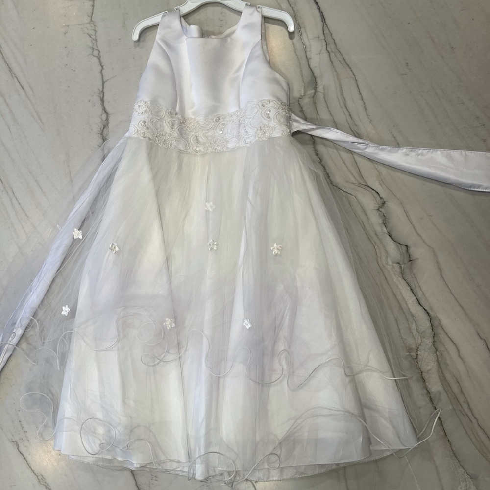 Flower girl dress. 3 sizes available 7/8, 5/6, 3/4